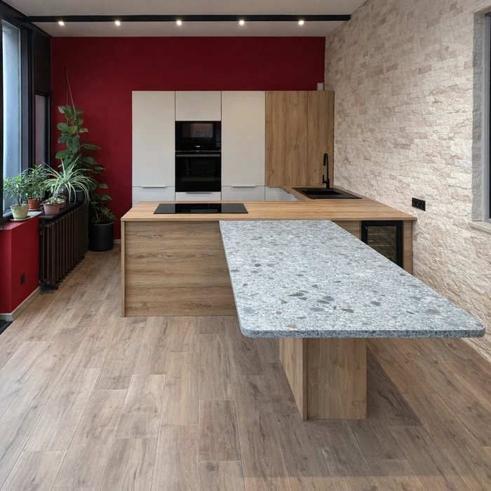 Cuisine moderne équipée avec îlot central, plan de travail en marbre veiné blanc-gris