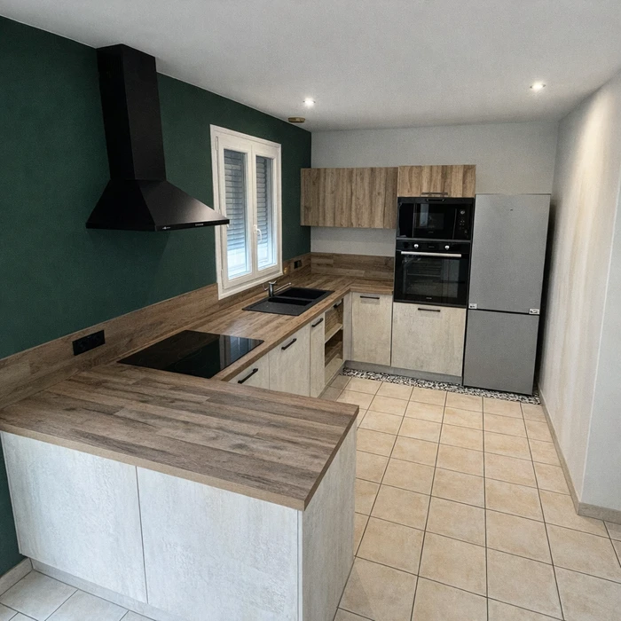 Cuisine moderne avec façades blanches, plan de travail en stratifié gris clair, crédence carrelage métro blanc