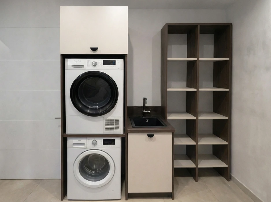 Intérieur minimaliste de la salle de bains moderne, armoire moderne de la salle de bains, lavabo blanc, vasque en bois, plantes d'intérieur, accessoires de la salle de bains, baignoire et douche, murs blancs et beiges, sol en béton