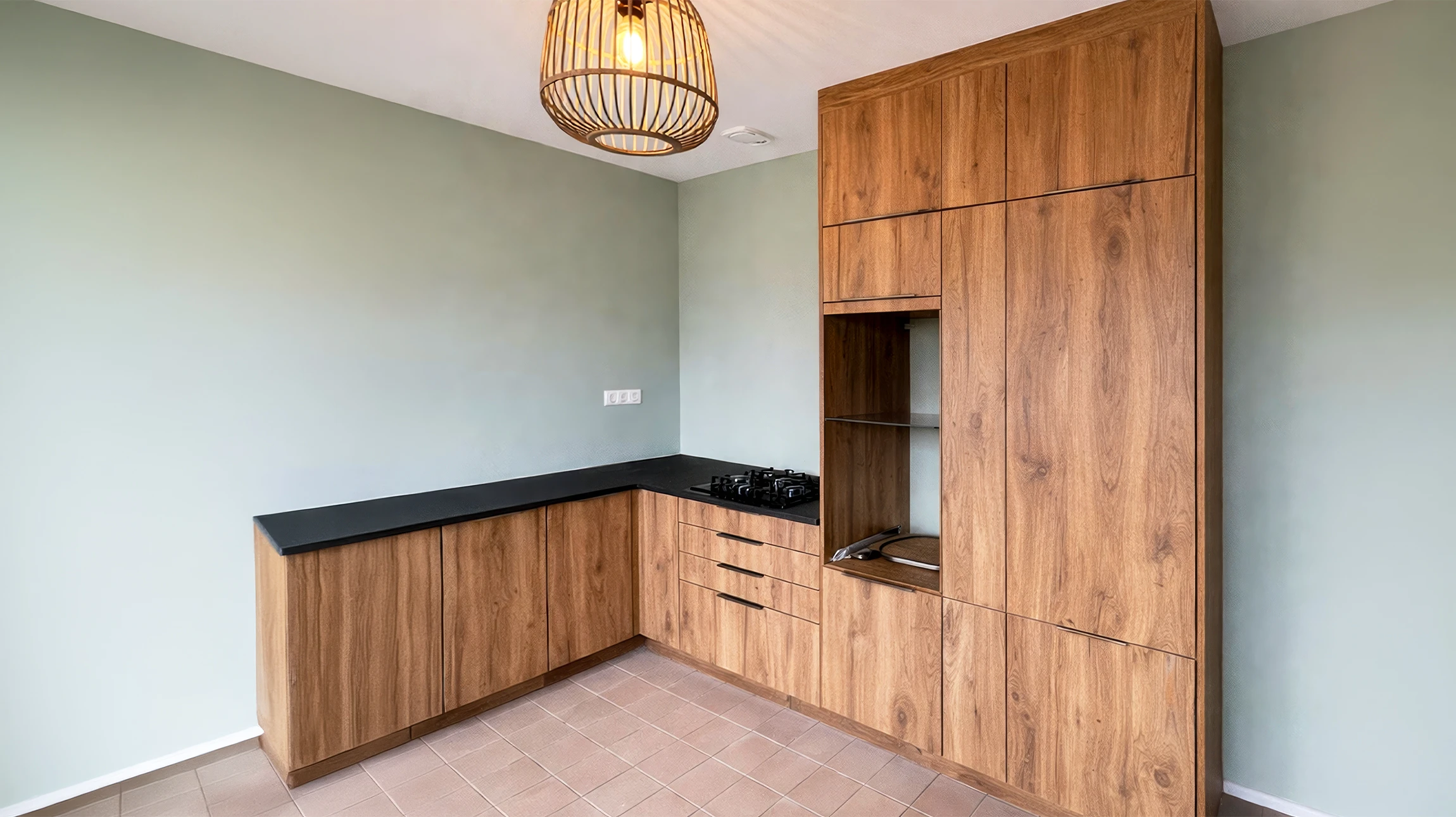 Photographie professionnelle d'une cuisine am&eacute;nag&eacute;e compl&egrave;te, r&eacute;alis&eacute;e en agencement int&eacute;rieur. La sc&egrave;ne montre une cuisine moderne et fonctionnelle avec mobilier de cuisine int&eacute;gr&eacute;, plan de travail, &eacute;lectrom&eacute;nager encastr&eacute;, &eacute;clairage ambiant, dans un espace de vie r&eacute;nov&eacute;. La photo capture la qualit&eacute; de finition et la polyvalence technique de l'entreprise, sans personne visible, prise sous un angle qui montre l'agencement global de l'espace de vie.