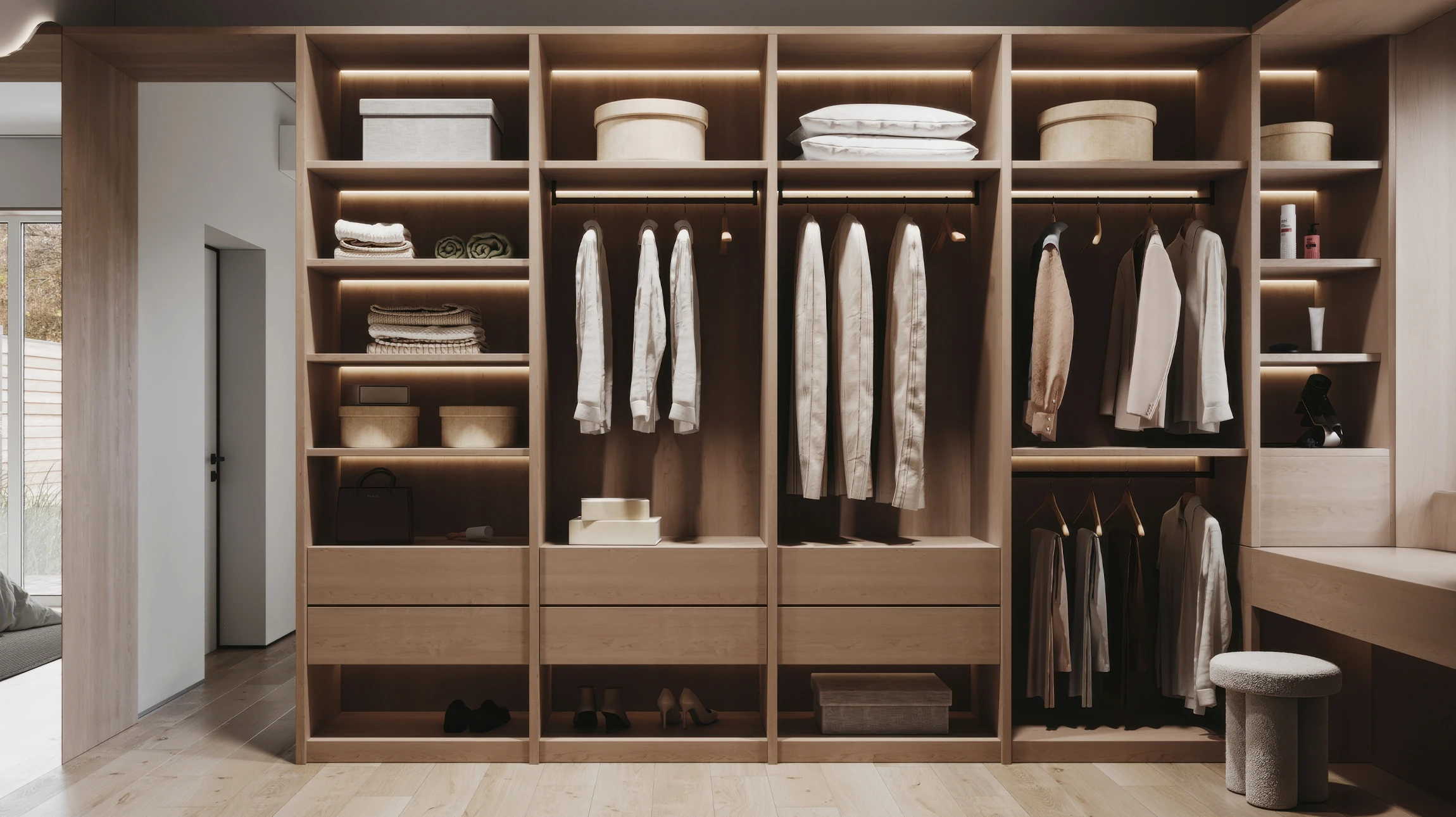 Photographie d'un dressing sur mesure récemment installé dans une chambre résidentielle moderne, montrant une armoire ou rangement en bois clair ou blanc, avec portes battantes ou coulissantes, intérieur bien organisé avec étagères, cintres et rangements, dans un espace lumineux avec murs neutres. La photo doit illustrer le travail professionnel d'agencement d'une menuiserie d'installation spécialisée.