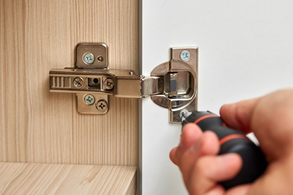 Dressing moderne spacieux avec rangements intégrés, chemises blanches suspendues, étagères murales blanches et mobilier sombre