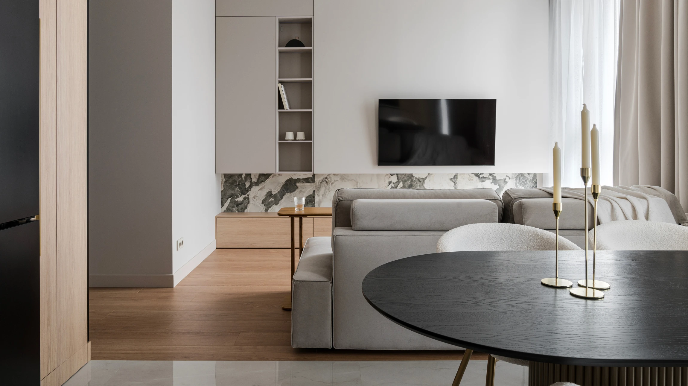 Dressing sur mesure en bois naturel avec éclairage LED intégré