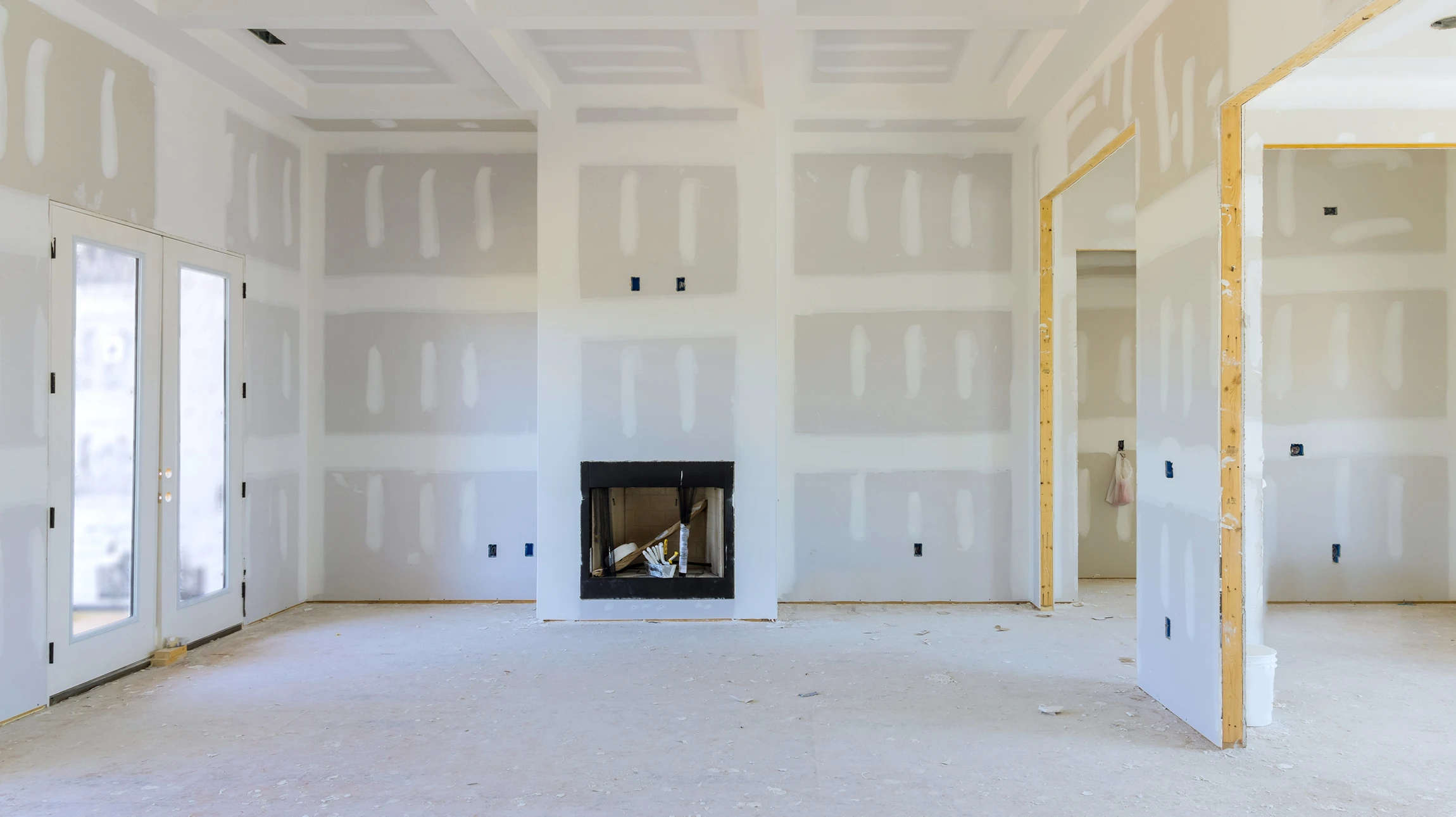 Intérieur de chantier, ouvrier installant un plafond suspendu