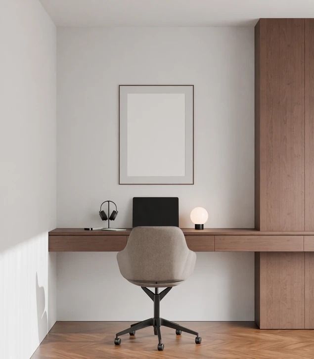 Photographie en prise de vue réelle montrant un artisan menuisier-agenceur effectuant la pose de plaques de plâtre (placo) sur une structure métallique dans un intérieur résidentiel. L'image doit capturer le travail en cours avec clarté : outils de pose visibles, structure de cloison partiellement complétée, murs en phase de transformation avant finition. L'ambiance doit être celle d'un chantier professionnel, sans poussière excessive, montrant la maîtrise et la méthode du travail artisanal. L'espace intérieur environnant doit être reconnaissable (logement, pièce à vivre) pour illustrer la "transformation maîtrisée" d'un espace de vie.