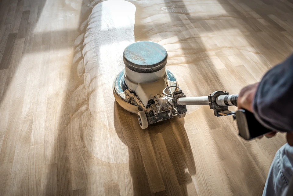Scène d'intérieur montrant une personne marchant pieds nus sur un sol carrelé clair