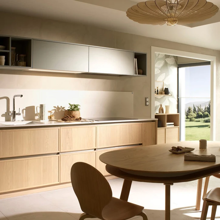 Cadre &eacute;l&eacute;gant avec brunch au cerisier dans vase artisanal, fruits de cherimoya, ail dans plaque de c&eacute;ramique artisanale sur nappe en lin